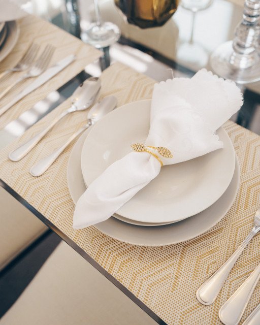 Exquisite White and Gold Cutlery: Enhancing Dining Experience with Elegance